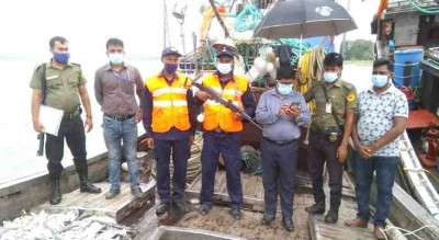 বাগেরহাটে নিষেধাজ্ঞা অমান্য করে মাছ আহরণ, দুই জেলেকে জরিমানা